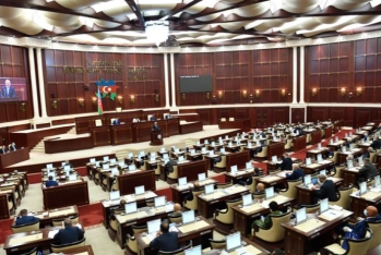 Milli Məclisin payız sessiyasının ilk iclası başladı: Bəyanat qəbul ediləcək - SİYAHI