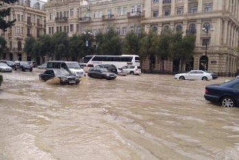 Bakıda leysan yağıb - FAKTİKİ HAVA