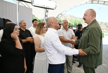 Prezident Xocalının Xanyurdu kəndində olub, kəndə köçən bir qrup sakinlə görüşüb - FOTOLAR[b][red] - YENİLƏNİB[/red][/b] | FED.az