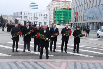 Dövlət Xidmətinin rəhbərliyi “Ana harayı” abidəsini ziyarət edib - FOTOLAR | FED.az