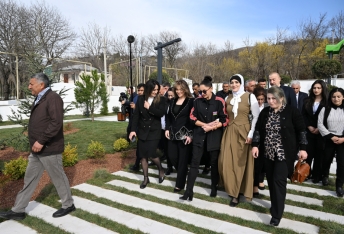 Prezident Ağdərənin Həsənriz kəndində sakinlərlə birlikdə Novruz tonqalını alovlandırıb - FOTOLAR | FED.az