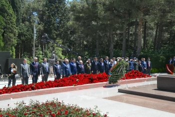 ATİB və digər qurumların nümayəndələri Fəxri Xiyabanı ziyarət edib - [red]FOTOLAR [/red] | FED.az