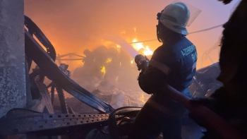 Yanan anbardakı mallar çıxarılır - VİDEO - FOTOLAR | FED.az
