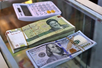 İranın milli valyutası dollara nisbətdə - 16 FAİZ UCUZLAŞIB
