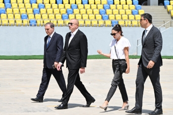 Prezident İlham Əliyev Mehriban Əliyeva Gəncə şəhər stadionunda tikinti işlərinin gedişi ilə tanış olublar - [red]YENİLƏNİB[/red] | FED.az