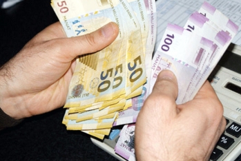 Orta aylıq əməkhaqqı 1 100 manata yaxınlaşıb