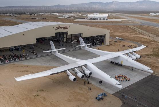 В США вывели из ангара самый большой самолет в мире