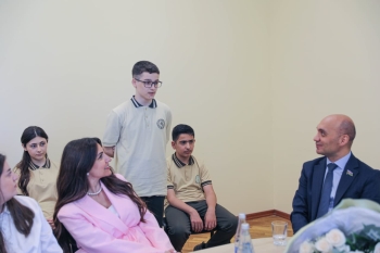 Ədəbiyyatla dolu buruqlar: [red]neftçilər Bilik Günündə Suraxanı məktəblilərini çoxdilli kitabxana hədiyyəsi ilə sevindirdilər[/red] | FED.az
