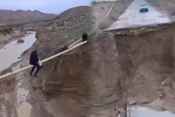 Qaradağda yolu sel apardı - Belə keçirlər - VİDEO