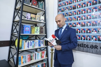 Ədəbiyyatla dolu buruqlar: [red]neftçilər Bilik Günündə Suraxanı məktəblilərini çoxdilli kitabxana hədiyyəsi ilə sevindirdilər[/red] | FED.az