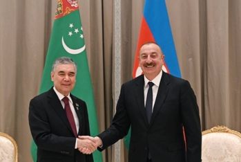 Əliyev Berdiməhəmmədova zəng edib, maneəsiz nəqliyyatın bütün regionun çiçəklənməsinə töhfə verəcəyini bildirib