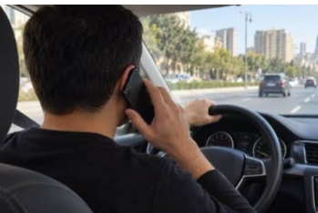Avtomobildə telefonla danışan sürücülər cərimələnəcək