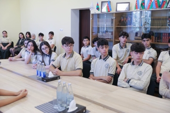 Ədəbiyyatla dolu buruqlar: [red]neftçilər Bilik Günündə Suraxanı məktəblilərini çoxdilli kitabxana hədiyyəsi ilə sevindirdilər[/red] | FED.az