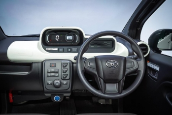 Toyota выпустила сверхкомпактный двухместный электрокар