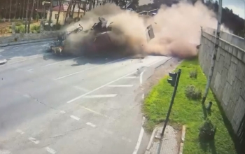 “KamAZ”ın maşının üstünə aşdığı an - FOTO | FED.az