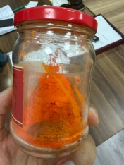 “Kənd toyuğu”nu sintetik maddə ilə rəngləyibmişlər - FOTOLAR | FED.az