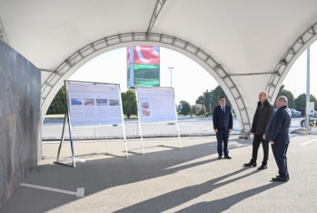 İlham Əliyev Bakıda məişət tullantıları daşıyan texnikalarla tanış olub - FOTOLAR