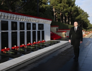 İlham Əliyev 20 Yanvar şəhidlərinin xatirəsini yad edib - FOTOLAR | FED.az