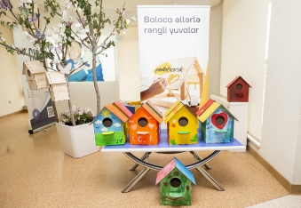 Yelo Bank вместе с детьми в реабилитационном центре сделали домики для птиц | FED.az