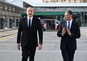 Prezidentə elektrik mühərrikli “BYD” markalı avtobus və “TX5” markalı taksilər təqdim edildi - FOTOLAR | FED.az