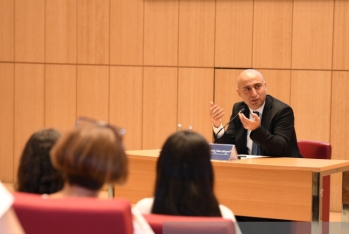 Nazir məktəblərdə rus bölmələrinin bağlanması məsələsinə münasibət bildirib