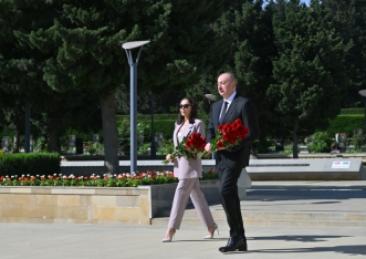 İlham Əliyev və Mehriban Əliyeva faşizm üzərində Qələbə uğrunda mübarizədə həlak olan Azərbaycan övladlarının xatirəsini anıblar | FED.az