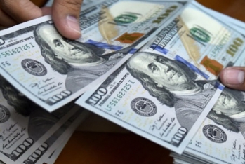 “Mərkəzi Bank məsuliyyəti bankların üzərinə atır” – Dollar Satışında Limit