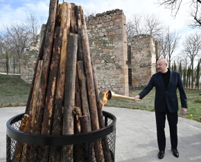 Prezident Ağdərənin Həsənriz kəndində sakinlərlə birlikdə Novruz tonqalını alovlandırıb - FOTOLAR | FED.az