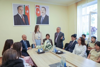 Ədəbiyyatla dolu buruqlar: [red]neftçilər Bilik Günündə Suraxanı məktəblilərini çoxdilli kitabxana hədiyyəsi ilə sevindirdilər[/red] | FED.az