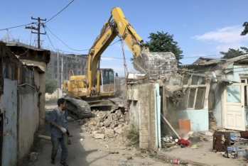 Dərnəgül bazarının arxasındakı evlər sökülür