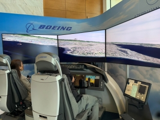 “Boeing 787 Dreamliner” uçuş simulyatoru nümayiş olundu - FOTOLAR | FED.az