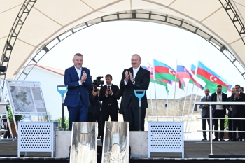 Bu kənddə inşa olunacaq məktəb Slovakiya tərəfindən Azərbaycana hədiyyə olunur - TƏMƏLİ QOYULDU - FOTOLAR | FED.az