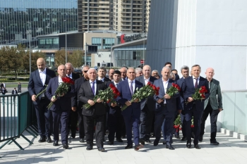 "AzərEnerji" və "Azərişıq" rəhbərliyi şəhidləri xatirəsini andı | FED.az