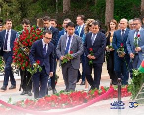 Муганбанк почтил память Гейдара Алиева в Аллее почетного захоронения. | FED.az