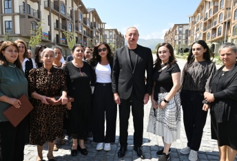Prezident Kəlbəcər şəhərinin sakinləri ilə görüşüb, onlara mənzillərin açarlarını təqdim edib - [red]YENİLƏNİB[/red] | FED.az