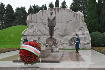 İlham Əliyev və ailəsi Heydər Əliyevin məzarını ziyarət edib