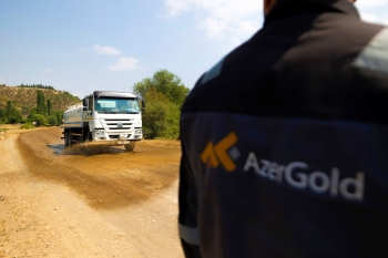"AzerGold" QSC tərəfindən daşıma yollarında tozun idarə olunmasına yönəlmiş ekoloji təşəbbüs reallaşdırılıb | FED.az