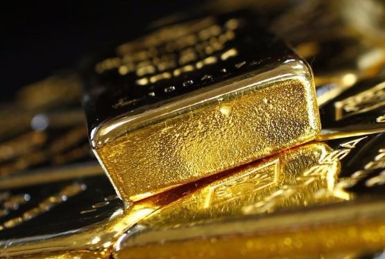 Золото держится у 1-месячного минимума накануне выпуска статистики США