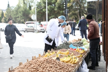 Küçə və yol kənarlarında qida məhsullarının qanunsuz satışı ilə mübarizə tədbirləri genişləndirilib - FOTOLAR | FED.az