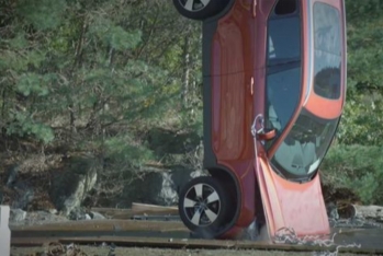 Avtomobili 30 metr hündürlükdən atdılar - KRİTİK TEST - VİDEO  