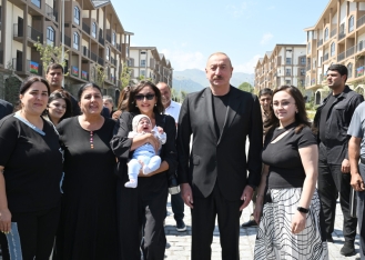 Prezident Kəlbəcər şəhərinin sakinləri ilə görüşüb, onlara mənzillərin açarlarını təqdim edib - [red]YENİLƏNİB[/red] | FED.az