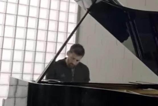 Messi pianoda Çempionlar Liqasının himnini ifa edib VİDEO