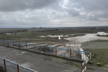 Pirsaat anbarında suyun səviyyəsi kritik həddə çatıb -[red] KANALLAR MƏCRASINDAN ÇIXIB - FOTO[/red] | FED.az