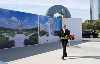 Prezident Zəfər parkında olub - FOTOLAR[b][red] - YENİLƏNİB[/red][/b] | FED.az