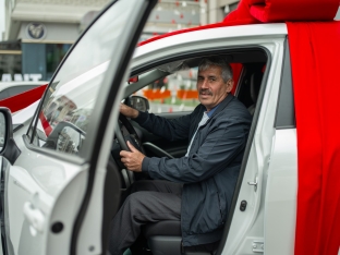 “Kontakt”ın “Şeş-Qoşa” kampaniyasında qazanılan ilk avtomobil sahibinə təqdim olundu! – [red]FOTO[/red] | FED.az