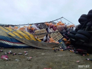 “Coca-Cola” şirkətinin yük maşını aşdı - SÜRÜCÜ ÖLDÜ - FOTOLAR | FED.az