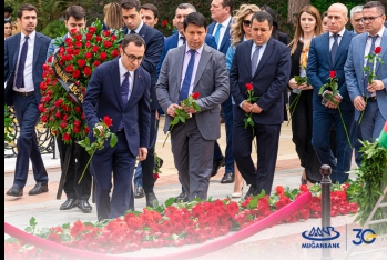 Муганбанк почтил память Гейдара Алиева в Аллее почетного захоронения. | FED.az