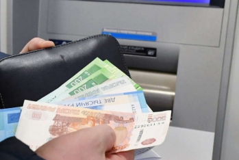 “Pulunuzu ATM-lərdə mümkün qədər tez nağdlaşdırın” – Rusiyanın iki bankından müştərilərə xəbərdarlıq
