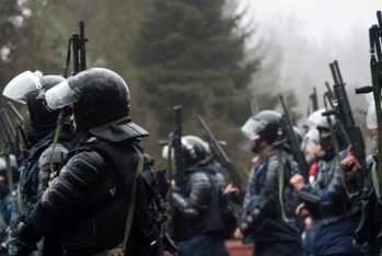 Almatıda hərbçilərlə silahlı kütlə arasında atışma - BAŞLADI -VİDEO