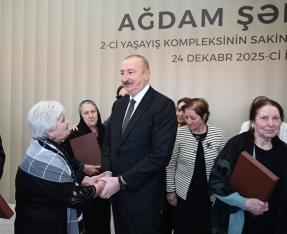 İlham Əliyev Ağdamda 2-ci yaşayış kompleksinin açılışında iştirak edib - Sakinlərlə görüşüb - FOTOLAR | FED.az